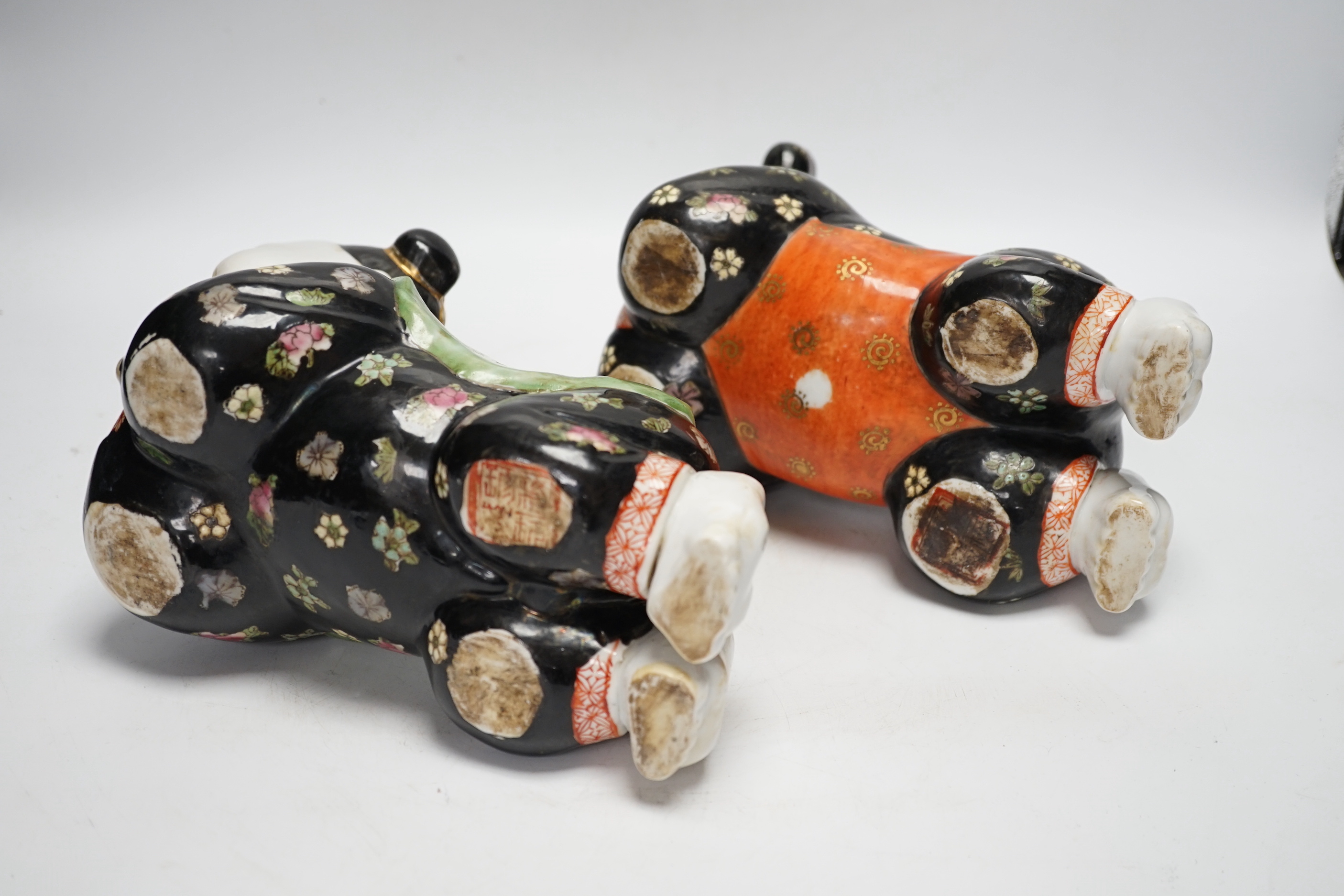 A pair of early 20th century Chinese figural pillows, approx 24cm wide